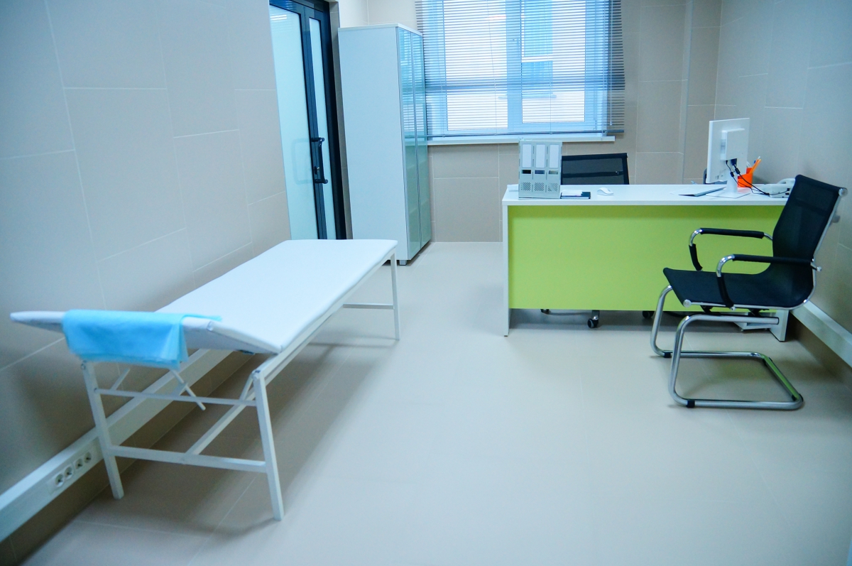 Мед каб. Стол для медицинского кабинета. Столы для медкабинета. Мебель для медицинских кабинетов. Мебель для поликлиники.